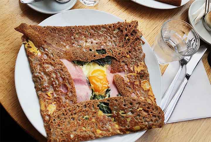 Galette Bretonne: Feito com trigo sarraceno, recheado com queijo, presunto e ovo.