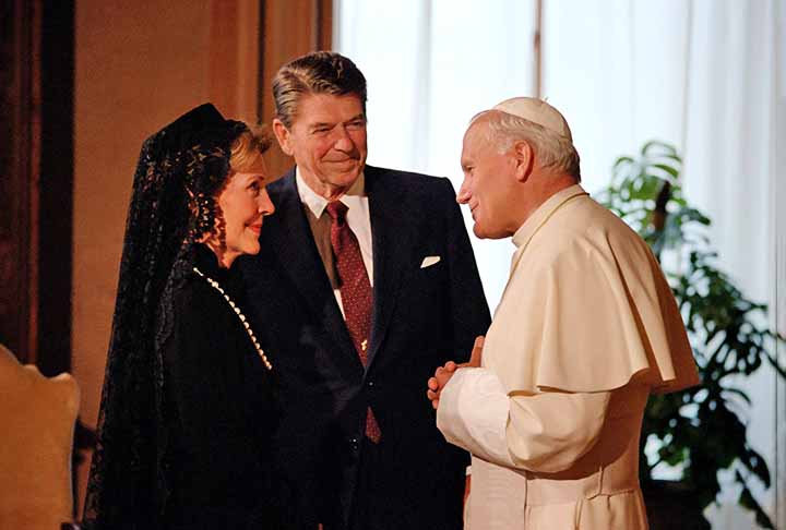 O Papa João Paulo II foi diagnosticado com Parkinson em 1991, embora o Vaticano tenha mantido segredo a respeito do assunto por muitos anos. O pontífice sofreu com a doença nos últimos anos de sua vida, enfrentando dificuldades motoras, mas continuou a cumprir suas funções até sua morte em 2005.-- Domínio Público/Wikimédia Commons