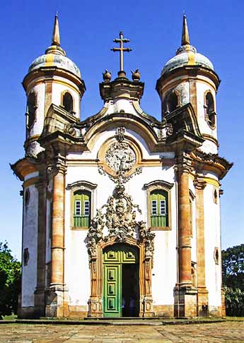 “Eu fico muito feliz de ter uma obra minha na Beira Mar de Fortaleza, pois eu moro em Fortaleza há três anos. Antes eu morava no Interior e vinha para a Capital, ficava na Beira Mar vendendo meus produtos como ambulante. Colocava meu paninho no chão e fazia a exposição das minhas miniaturas