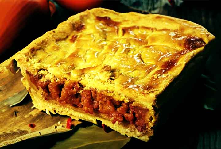 A origem do empadão remonta à Europa, mais especificamente à Península Ibérica. Influenciado pelas tortas salgadas da Espanha e de Portugal, o prato foi trazido para o Brasil pelos colonizadores portugueses no século XVI. - Instagram @casadaempada