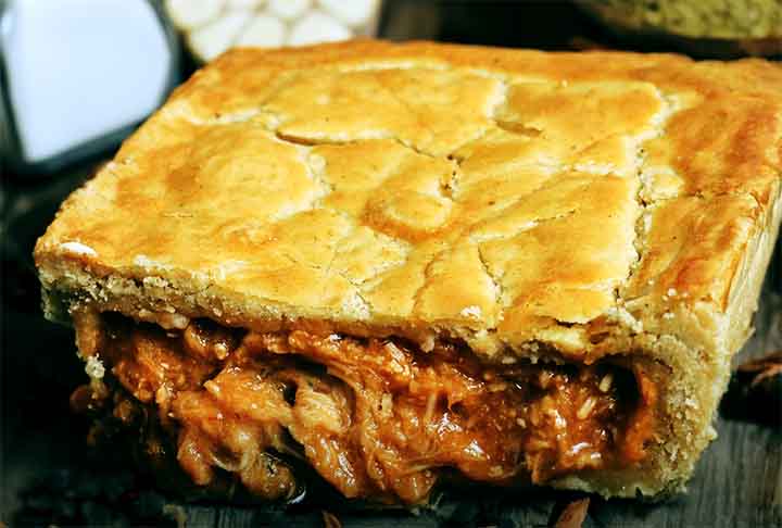Eles adaptaram as receitas às condições locais, resultando em uma variedade de pratos recheados. O empadão faz muito sucesso no Brasil, com variações de recheios, sejam salgados ou doces.- Instagram @casadaempada