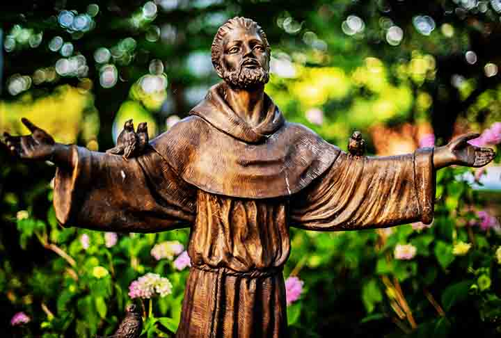 Francisco de Assis tornou-se um guia espiritual, sendo um exemplo de vida, que levava a palavra de Deus e de ajuda ao próximo por onde passava. Nascia assim, a Ordem Segunda dos Franciscanos, a das Clarissas, na amizade com Santa Clara de Assis. -- Divulgação CNBB