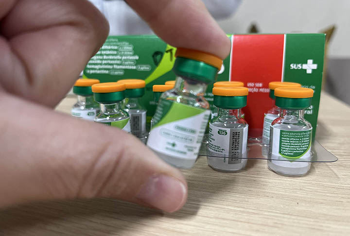 No nível intermediário, a tosse seca piora, ficando mais severa e descontrolada, podendo comprometer a respiração. Além disso, pode provocar vômito ou cansaço extremo. Já nível avançado traz sintomas ainda mais severos, como a pneumonia e riscos sérios, que podem causar a morte.