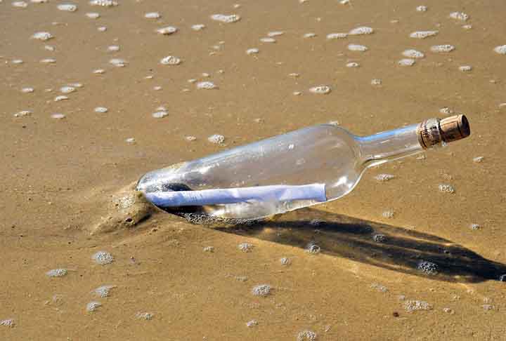 São frequentes as notícias de achados arqueológicos com mensagens dentro de garrafas. O que reforça a percepção de que apenas uma pequena fração das correspondências eram encontradas pelos destinatários.
-  Image par Xavier Turpain de Pixabay