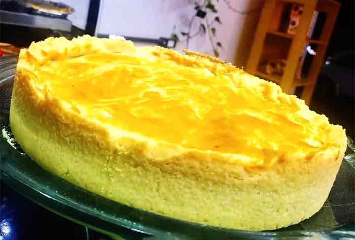 Enquanto a empada é uma versão individual, o empadão é maior, geralmente preparado em um refratário, com a mesma massa amanteigada e recheio farto, que pode variar de acordo com os ingredientes disponíveis.- Reprodução de Instagram