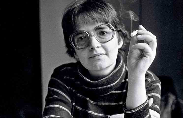 Agnieszka Holland — Diretora nascida em Varsóvia, em 1948, é uma das cineastas mais respeitadas da Polônia. Agnieszka Holland dirigiu obras como Filhos da Guerra e Na Escuridão, este indicado ao Oscar de Melhor Filme Estrangeiro. Sua carreira também inclui produções para TV e projetos internacionais.
