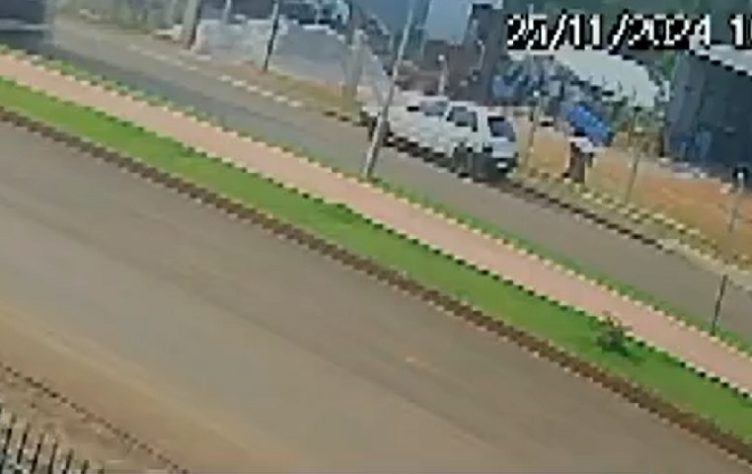 Capotamento fantasma de carro viraliza nas redes sociais