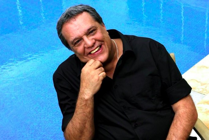 Agora, passado o susto, aos 77 anos Dennis comemora o sucesso no teatro, com a peça 