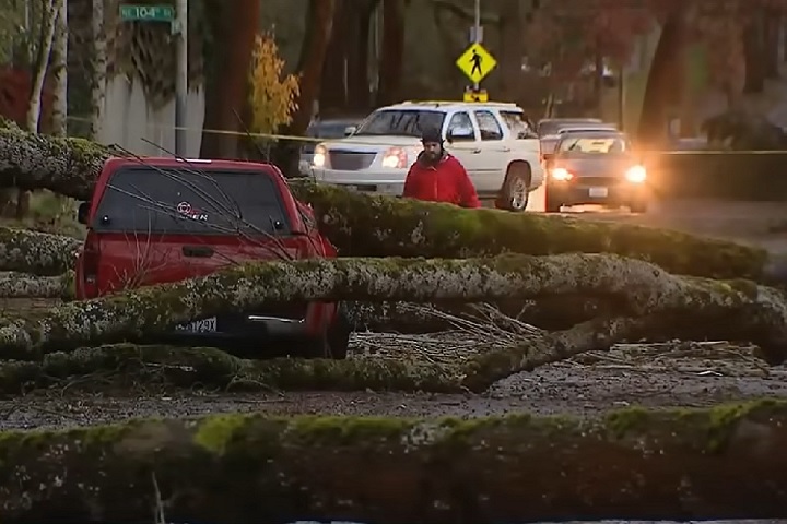 O ciclone também atingiu parte da região canadense da Colúmbia Britânica, provocando queda de energia.