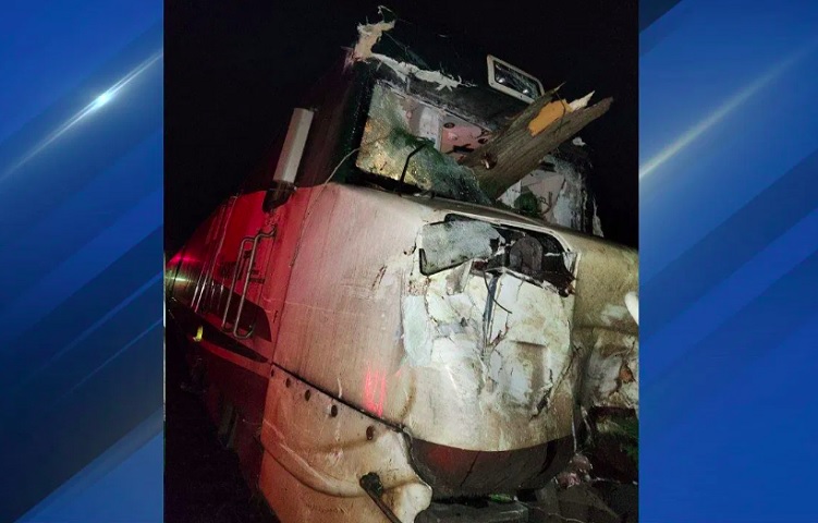 Um trem que saía de Vancouver com destino a Seattle bateu em uma árvore caída próximo à estação de Stanwood, na noite de terça-feira (19/11). Segundo as autoridades locais, nenhum dos 47 passageiros ficou ferido.