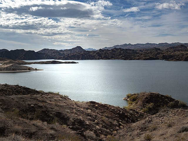 O Lake Mead está situado a 40 minutos de carro de Las Vegas. É o maior lago artificial dos EUA. É uma área de recreação popular para esportes aquáticos, como caiaque, pesca e passeios de barco, além de trilhas ao redor de suas margen-Andrew Cattoir  wikimedia commons