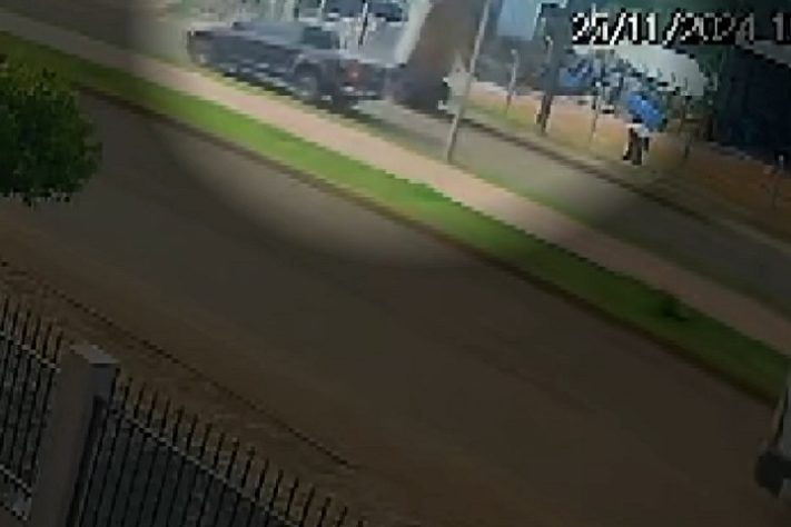 Capotamento fantasma de carro viraliza nas redes sociais
