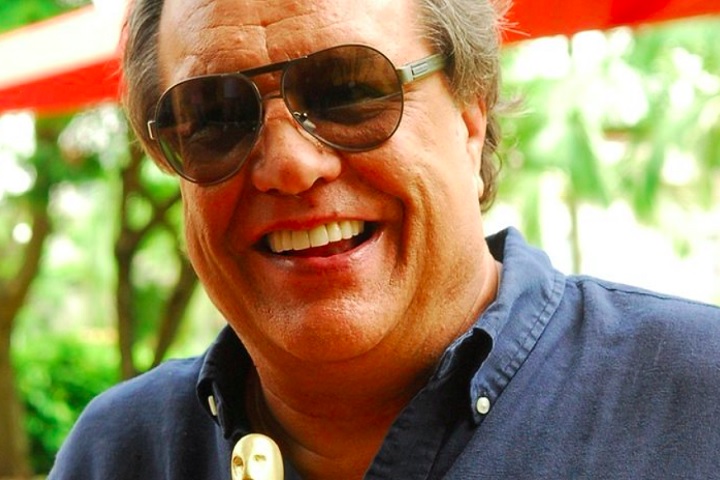 Ao longo de sua carreira, Dennis recebeu inúmeros prêmios, incluindo troféus de direção e dramaturgia.