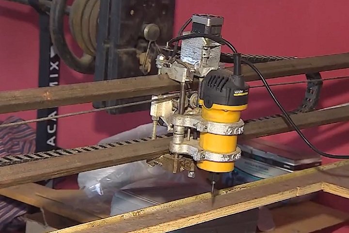 Embora seja dentista, ele se considera um entusiasta de ciência e tecnologia e utilizou máquinas que ele mesmo desenvolveu, aperfeiçoando o processo de construção por meio de tentativa e erro.