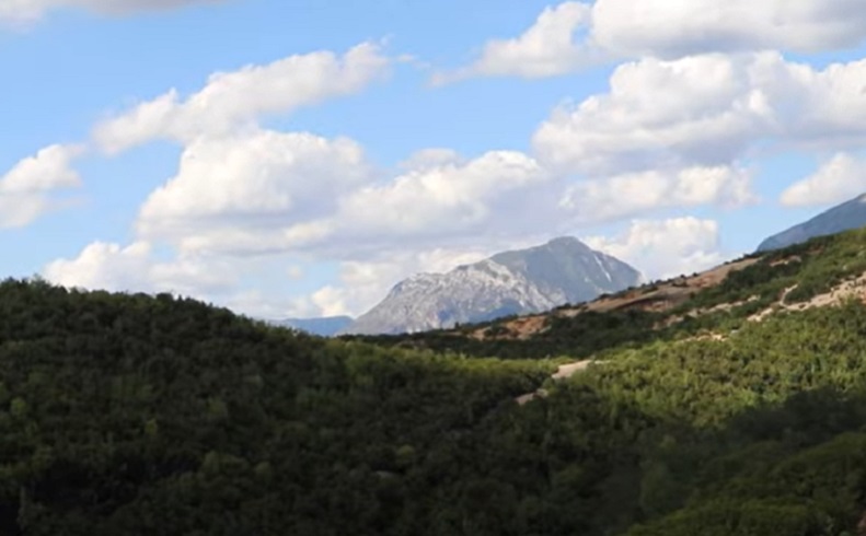 A Albânia tem 3 milhões de habitantes e uma extensão territorial de 28 mil km². Montanhosa e com paisagens espetaculares, a Albânia tem as costas banhadas pelo Mar Adriático e Jônico.-Youtube/World Wild Hearts