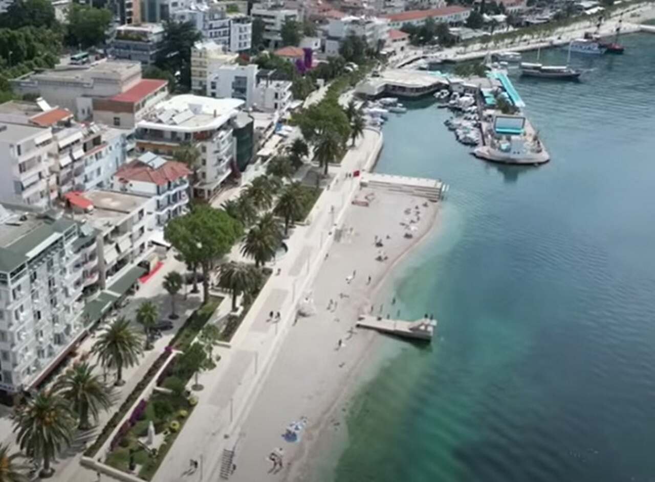O litoral albanês é uma das principais atrações turísticas, com suas praias e águas cristalinas ao longo do Adriático e Jônico, além das montanhas que convidam para atividades ao ar livre, como caminhadas e esportes aquáticos.-Youtube/Kristi Travel Escape