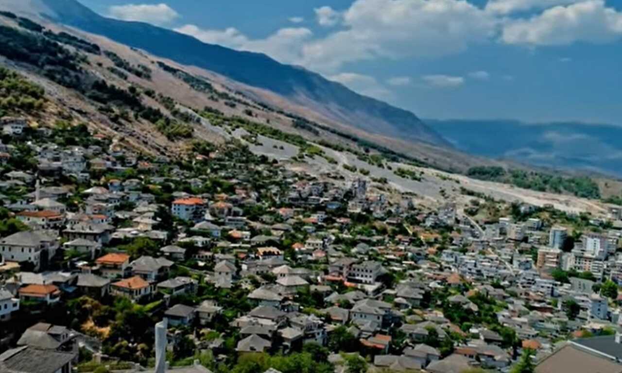 Em 28 de novembro é celebrado anualmente o Dia Nacional da Albânia, comemorando a independência do país, proclamada por Ismail Qemali em 1912. O dia também remonta à primeira libertação da Albânia, em 1443, comandada pelo herói nacional, Skanderbeg.-Youtube/Drone Snap
