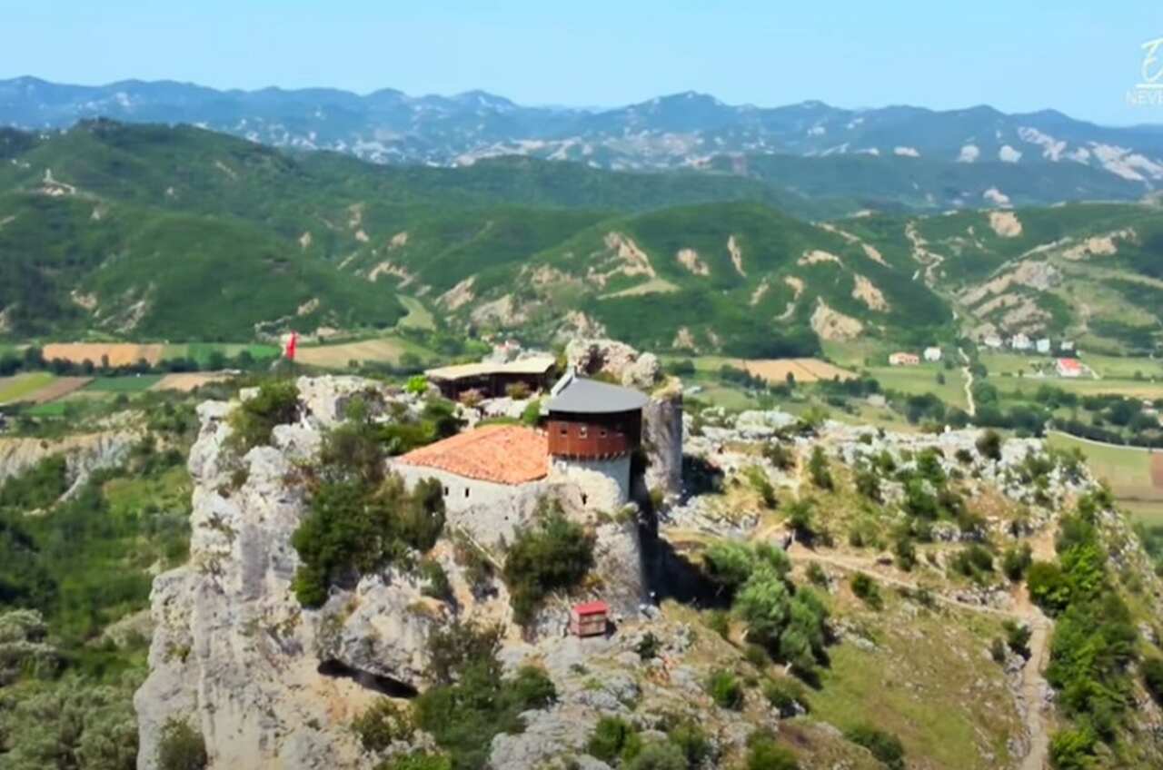 Além da capital, a Albânia oferece uma rica herança histórica, com locais como os antigos sítios ilírios e romanos, além de lindas paisagens naturais. Os albaneses são conhecidos por seu acolhimento caloroso, o que torna a visita ao país ainda mais agradável.-Youtube/Exploropia
