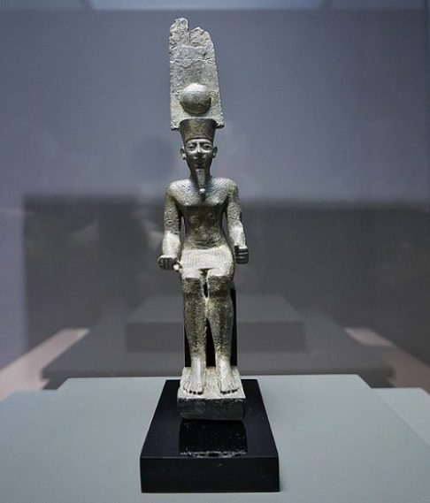 <p>Os artefatos e as múmias estão associados ao título de “cantor(a) de Amon”, sugerindo que o local era destinado a membros do clero musical do deus Amon.</p>
