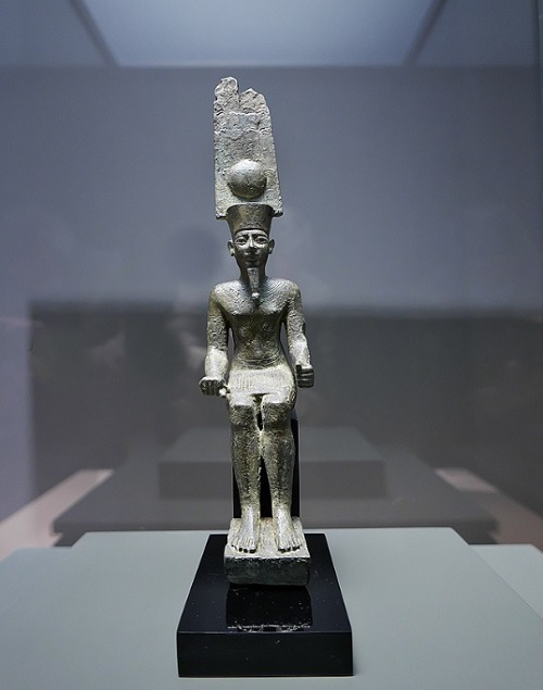 Amon era frequentemente representado como um homem com uma coroa de penas e uma barba, simbolizando sua relação com a criação e com o ar. Durante a dinastia XVIII, seu culto se uniu com o de Rá, tornando-se um dos deuses mais venerados em todo o Egito.