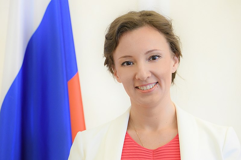 Anna Kuznetsova, vice-presidente da Duma, declarou antes da votação do controverso tema que a lei integra a “estratégia de segurança nacional” do país.
