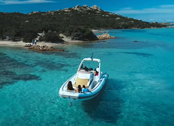 As praias de areia branca e as águas turquesa são ideais para quem busca um ambiente paradisíaco e menos agitado. Para conhecer melhor o arquipélago, o ideal é alugar um barco ou participar de excursões que levam os visitantes pelas ilhas mais isoladas e preservadas da região.-Youtube/Giuseppe Chironi Photography