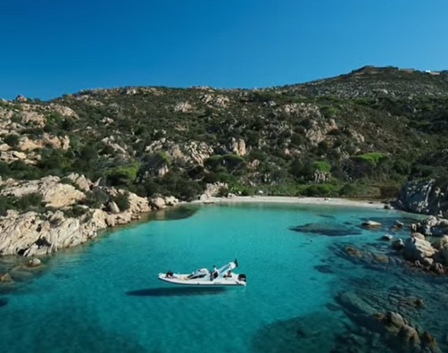 Além de Cala Luna, o Arquipélago de La Maddalena, ao norte da ilha, é outro destino imperdível para quem visita a Sardenha. Composto por ilhas e ilhotas rodeadas por águas claras e tranquilas, o arquipélago é perfeito para passeios de barco, mergulho e relaxamento.-Youtube/Giuseppe Chironi Photography