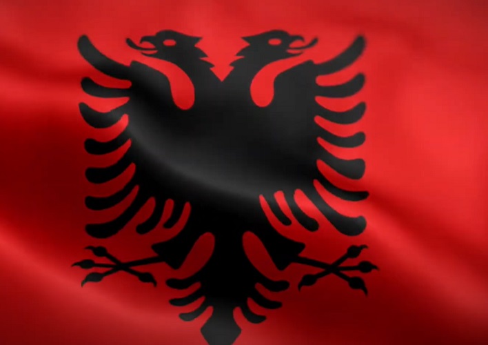 O herói nacional Skanderbeg, que se destacou por sua luta contra o domínio otomano, é central na história da Albânia. Após desertar das forças otomanas em 1443, Skanderbeg proclamou-se soberano dos albaneses e resistiu com bravura até sua morte em 1468.-Youtube/Flags Of The World