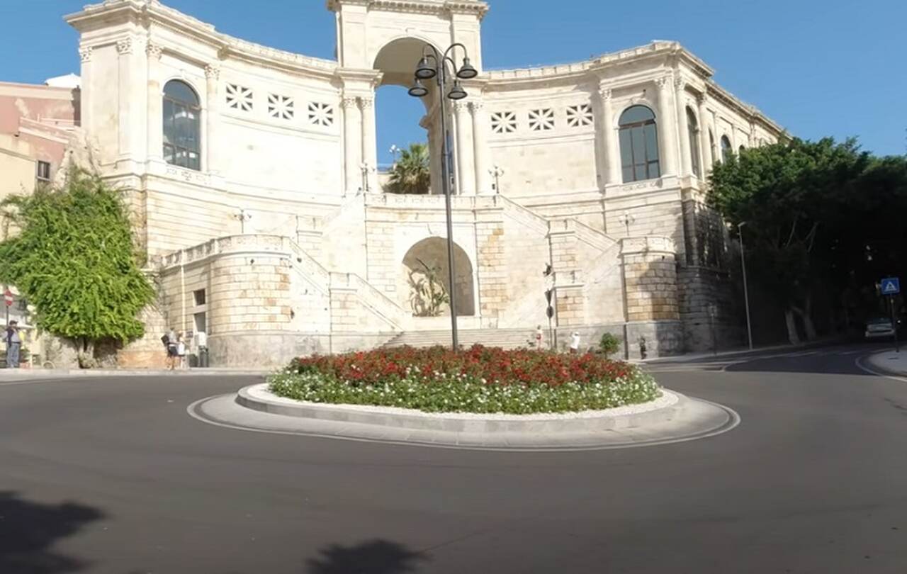 A cidade abriga monumentos antigos, como o anfiteatro romano do século II, esculpido na rocha, e o Bastione San Remy, de onde se tem uma vista panorâmica impressionante da cidade e do mar.-Youtube/Sardegna-Blu