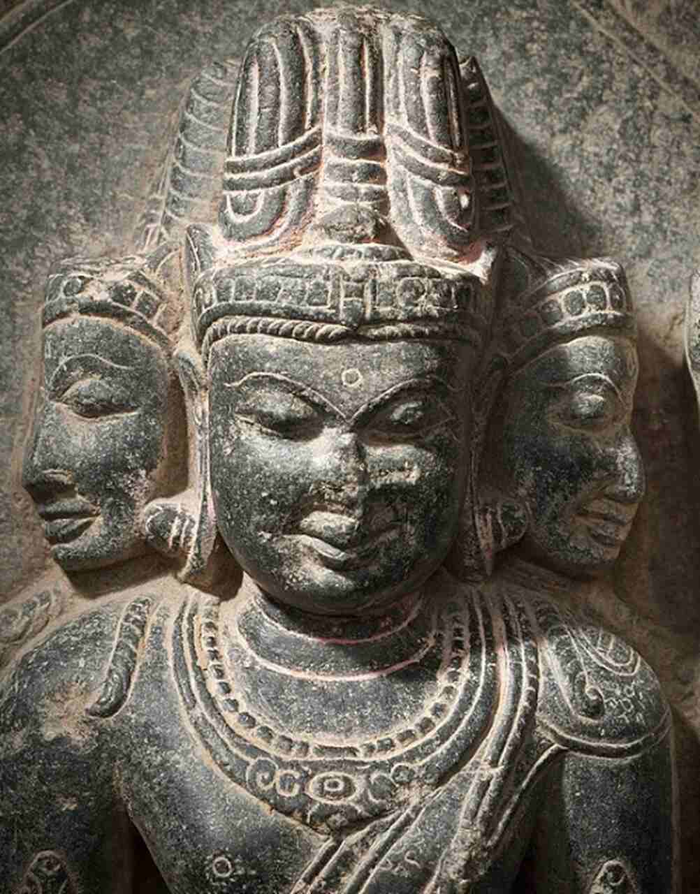 Junto com Shiva, esses deuses formam a "Trimurti", e suas respectivas consortes, como "Parvati" (esposa de Shiva), "Lakshmi" (esposa de Vishnu), e "Saraswati" (esposa de Brahma), formam o "Tridevi", a trindade feminina.