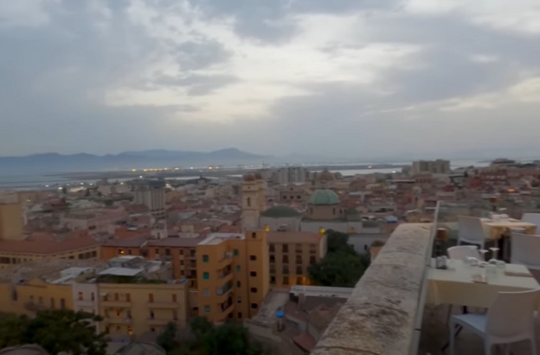 Cagliari, a capital da Sardenha, é outro destino importante para quem deseja mergulhar na história da ilha. O centro histórico, conhecido como Castello, é uma área pitoresca composta por ruas de paralelepípedo, com um patrimônio que remonta aos tempos fenícios, romanos e cartagineses.-Youtube/Before You Go