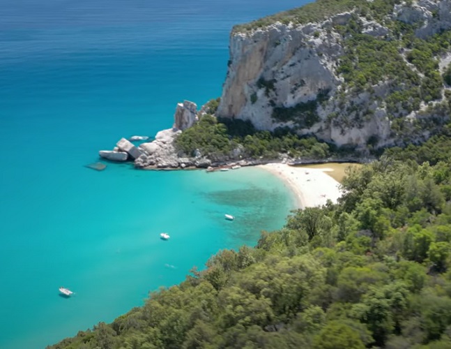 A Sardenha é amplamente reconhecida por suas praias de águas turquesa e paisagens naturais únicas. A Costa Leste da ilha é particularmente famosa, com destaque para a famosa Cala Luna.-Youtube/Sardegna World 