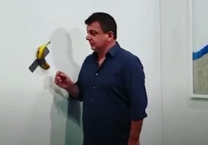 Homem come obra de arte banana colada na parede