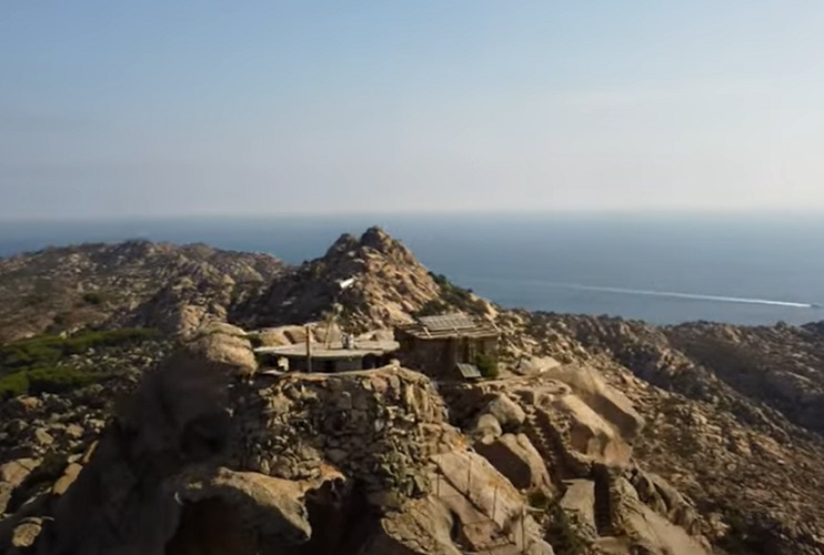 Para aqueles que buscam uma experiência mais isolada e tranquila, a Ilha de Caprera, no nordeste da Sardenha, é um destino fascinante.-Youtube/Samburu LaBricole