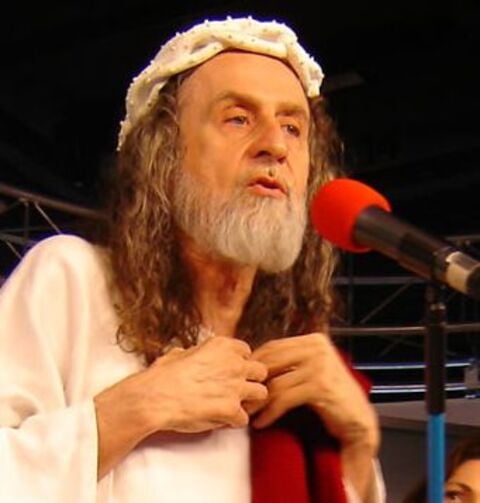 Inri Cristo - Um vidente brasileiro que afirma ser a reencarnaÃ§Ã£o de Jesus Cristo. Inri Ã© conhecido por suas previsÃµes e discursos controversos sobre a sociedade, e seu visual caracterÃ­stico, imitando a figura de Cristo, o torna uma figura excÃªntrica e polÃªmica.

