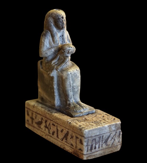 Ãsis tinha um papel fundamental no auxÃ­lio aos mortos, guiando as almas em sua jornada para o alÃ©m. Seu culto foi um dos mais populares no Egito, e ela tambÃ©m era vista como uma deusa que trazia proteÃ§Ã£o e cura para os vivos, sendo associada Ã  sabedoria e ao conhecimento oculto.