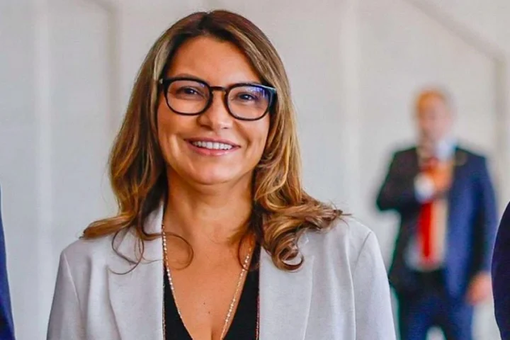 Conhecida popularmente como Janja, Rosângela Lula da Silva é socióloga e nasceu em União da Vitória, no Paraná. Ela se formou em Ciências Sociais pela Universidade Federal do Paraná (UFPR) com especialização em História, e fez MBA em gestão social e sustentabilidade. - (crédito: Ricardo Stuckert/PR) Conhecida popularmente como Janja, Rosângela Lula da Silva é socióloga e nasceu em União da Vitória, no Paraná. Ela se formou em Ciências Sociais pela Universidade Federal do Paraná (UFPR) com especialização em História, e fez MBA em gestão social e sustentabilidade. - (crédito: Ricardo Stuckert/PR)