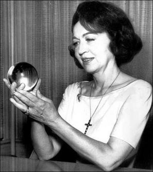 Jeane Dixon (1904-1997) - Dixon foi uma astróloga e vidente americana famosa por prever a morte do presidente americando John F. Kennedy e o nascimento de líderes influentes.  Publicou livros e tornou-se uma personalidade midiática nos EUA, embora também tenha tido previsões imprecisas que atraíram críticas.

