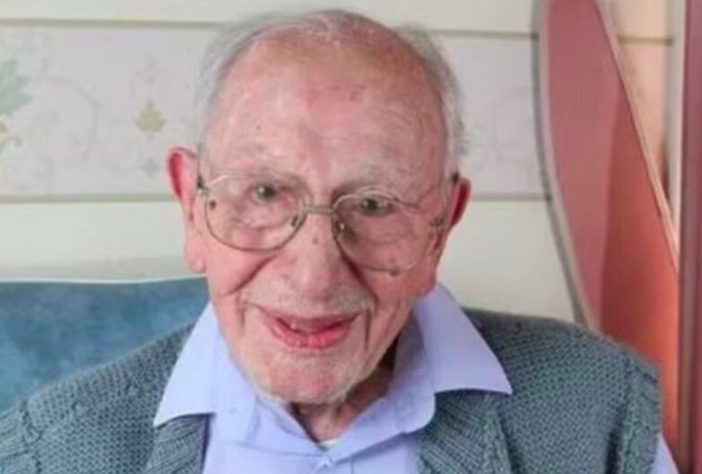 John Tinniswood era o homem mais velho do mundo com 112 anos
