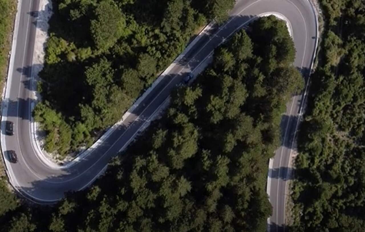 Embora não seja uma praia, o Llogara Pass merece destaque. Localizado entre as montanhas e o mar, oferece vistas panorâmicas deslumbrantes da costa jônica. O país é um destino popular para caminhadas e passeios de carro, com várias trilhas e oportunidades para admirar a natureza.-Youtube/Paul Kopytsya