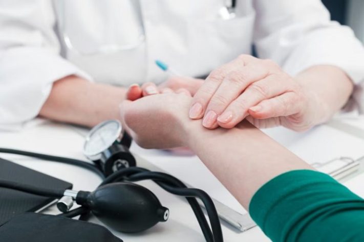 Médico examina paciente – Reprodução/Freepik