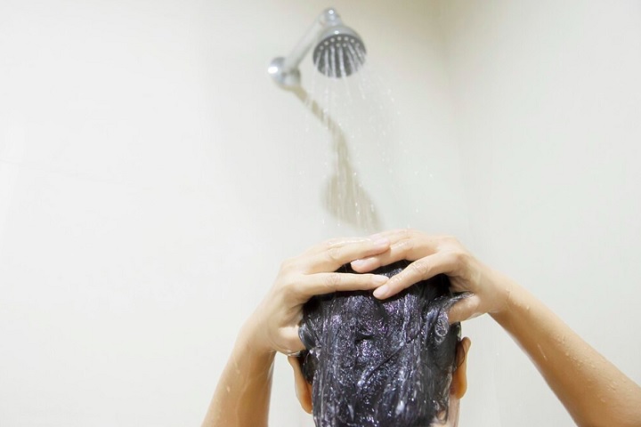 O tratamento para piolhos inclui o uso de shampoos e loções que contêm substâncias químicas capazes de eliminar os insetos.