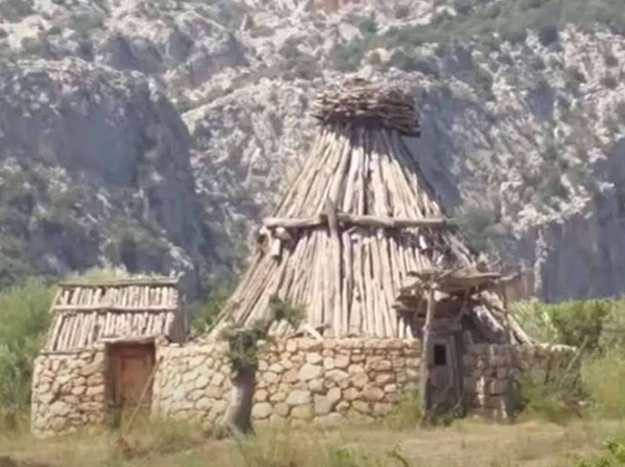 Este parque é um dos maiores e mais importantes da Sardenha, repleto de biodiversidade, e oferece a oportunidade de explorar aldeias tradicionais sardenhas.-Youtube/OneClick2Go