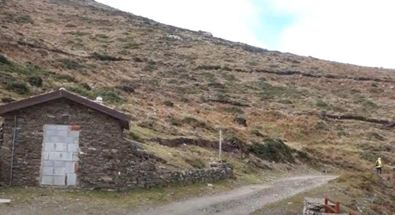 A região é perfeita para quem gosta de caminhadas e aventuras ao ar livre, com trilhas que levam os visitantes a picos altos, onde é possível admirar uma vista panorâmica das montanhas e vales que formam o interior da ilha.-Youtube/hikingiberia