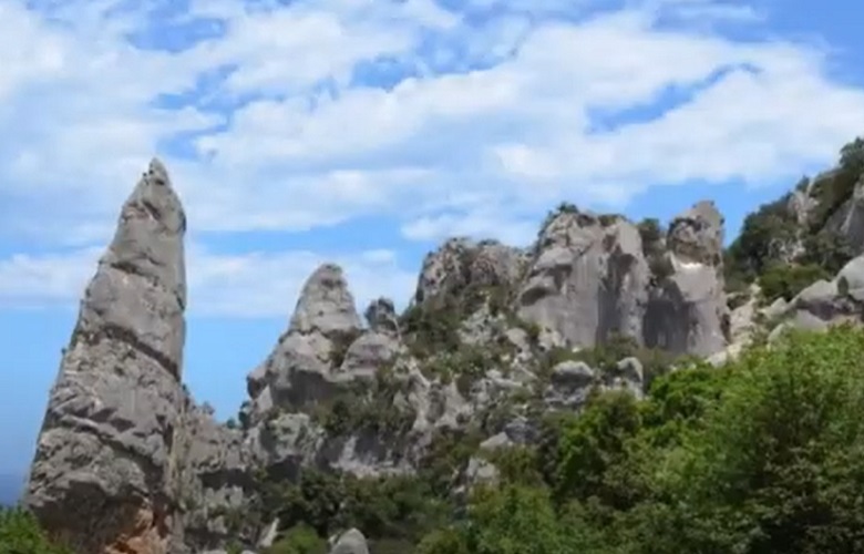 A Sardenha não se destaca apenas pelas suas praias. O Parque Nacional Gennargentu, uma vasta área montanhosa no interior da ilha, concede uma relação mais intimista com a natureza.-Youtube/OneClick2Go