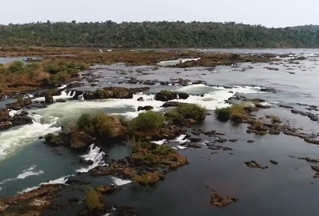 O parque, compartilhado entre Brasil e Argentina, é reconhecido mundialmente como Patrimônio da Humanidade e protege uma das maiores e mais imponentes quedas d'água do planeta.