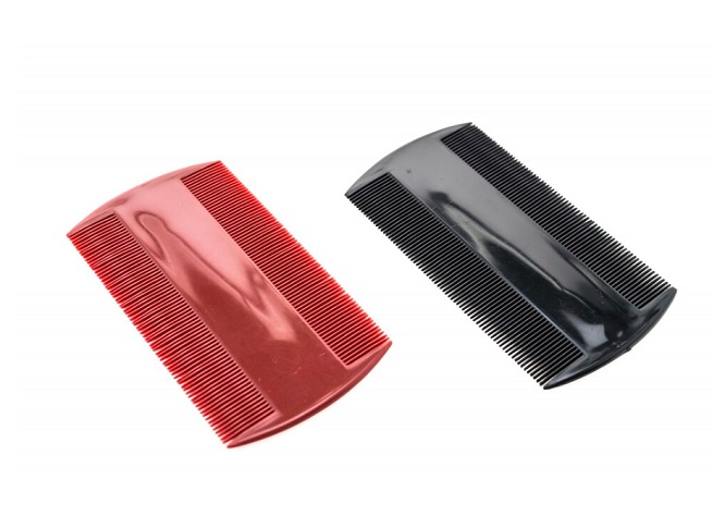 Além disso, a tradicional remoção manual com o uso de pente fino é fundamental para retirar piolhos e lêndeas presos ao cabelo.
