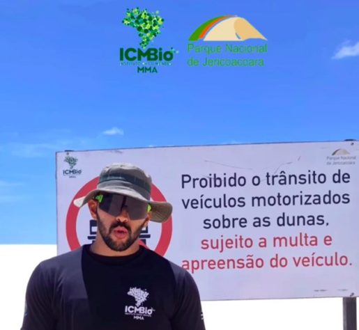 Placas alertam para uso de veículos motorizados em dunas de Jericoacoara