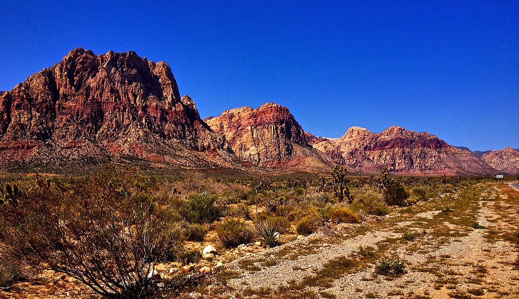 O Red Rock Canyon fica a cerca de 27 km da cidade. O parque estadual é perfeito para trilhas, escalada e passeios cênicos, com formações rochosas vermelhas icônicas e vistas espetaculares?-Samartur wikimedia commons