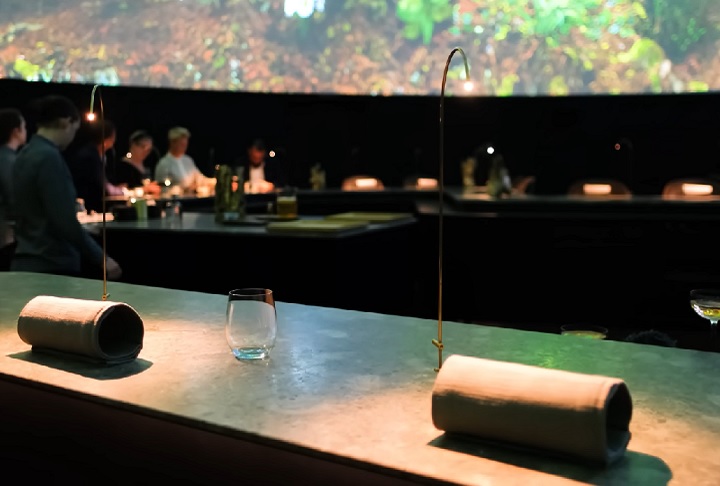 Os jantares no Alchemist são divididos em "atos", cada um com sua própria atmosfera, música e narrativa. Uma experiência completa pode sair por 5.400 coroas dinamarquesas (cerca de R$ 4.350).